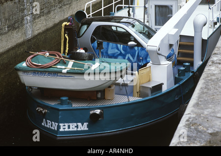 Boot mit Kleinwagen und Ruderboot durchlaufen Kanalschleuse in Besancon, Frankreich. Stockfoto