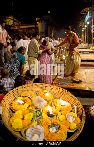 Ganga Aarti Zeremonie und schwimmende Lampen butter. Dasaswamedh Ghat. Ganges-Fluss. Varanasi. Indien Stockfoto