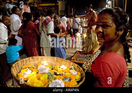 Bestreichen Sie schwebende Lampen Verkäufer mit Butter. Dasaswamedh Ghat. Ganges-Fluss. Varanasi. Indien Stockfoto