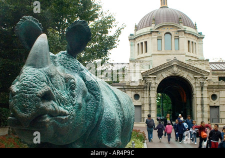 Geformten Rhinoceros und Gäste auf dem Gelände im Bronx Zoo in New York Stockfoto