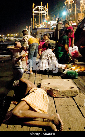 Paria oder unantastbar Mann schlafen. Dasaswamedh Ghat. Ganges-Fluss. Varanasi. Indien Stockfoto