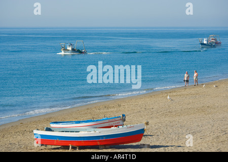 Sabinillas Costa del Sol Malaga Provinz Spanien Angelboote/Fischerboote am Strand Stockfoto