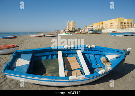 Sabinillas Costa del Sol Malaga Provinz Spanien Angelboote/Fischerboote am Strand und die Stadt hinter Stockfoto