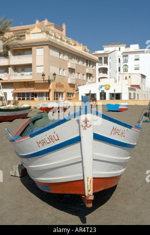 Sabinillas Costa del Sol Malaga Provinz Spanien Angelboote/Fischerboote am Strand und die Stadt hinter Stockfoto