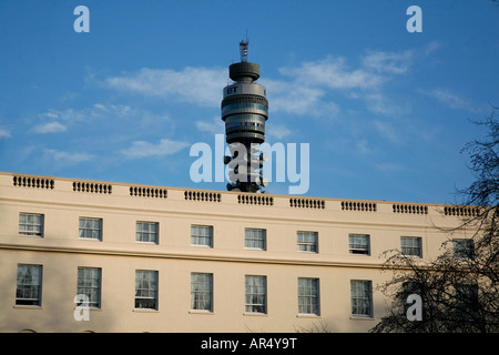 BT Tower peering oberhalb des Park Crescent in Fitzrovia, London Stockfoto