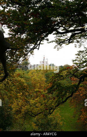 Ansicht der alten königlichen Sternwarte - Flamsteed House - von One Tree Hill im Greenwich Park, London Stockfoto