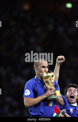 Fabio Cannavaro hält das FIFA WM-Trophäe Stockfoto