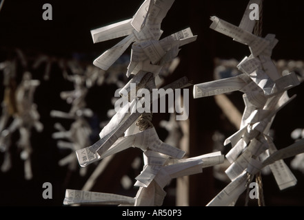 Omikuji (Wahrsagerpapiere) an einem Tempel in Nara Japan an Fäden gebunden Stockfoto