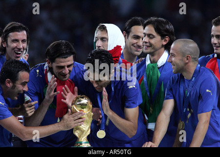 Italienische Fußball-Nationalmannschaft mit der FIFA WM-Trophäe Stockfoto