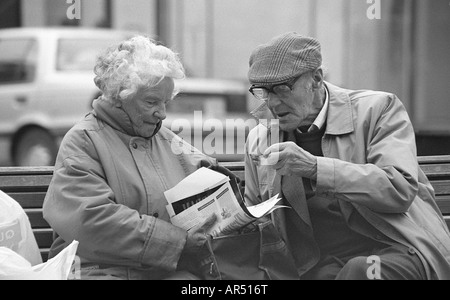 Altes Paar auf einem Meer Sitz Fish &amp; Chips zu essen. Stockfoto