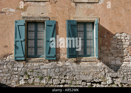 Blau-grüne Fensterläden auf ein typisches französisches Haus Stockfoto