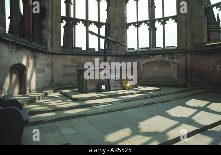 Die alte Coventry Kathedrale zeigt den Altar und verkohlt Cross mit Kränze zum Gedenken gelegt Stockfoto