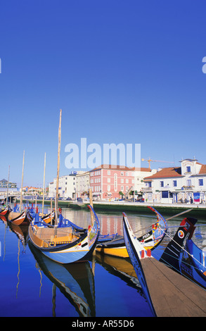 Moliceiro-Boote ankern an den Kais des Central Canal in Aveiro, Portugal Stockfoto