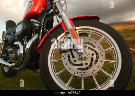 Abstrakte Motorrad vor dunklen getrübten atmosphärischen Mauren Hintergrund fotografiert Stockfoto