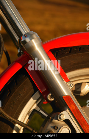 Abstrakte Motorrad vor atmosphärischen Mauren Hintergrund fotografiert Stockfoto