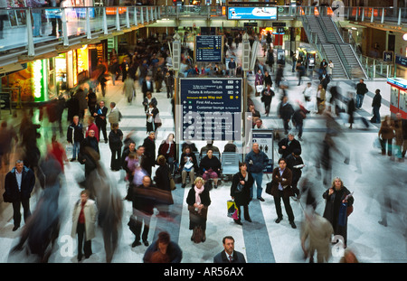 Pendler warten auf ihren Zügen nach Hause an der Liverpool Street Station in London. Stockfoto