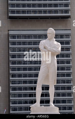 Statue von Sir Stamford Raffles, dem Gründer von Singapur im Jahre 1819. Stockfoto