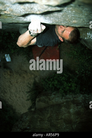 Ein Felskletterer, der Sandstein im Happy Valley, Tunbridge Wells, Großbritannien, bouldert Stockfoto