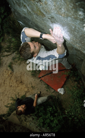 Ein Felskletterer, der im Happy Valley, Tunbridge Wells, Großbritannien, Bouldern geht Stockfoto