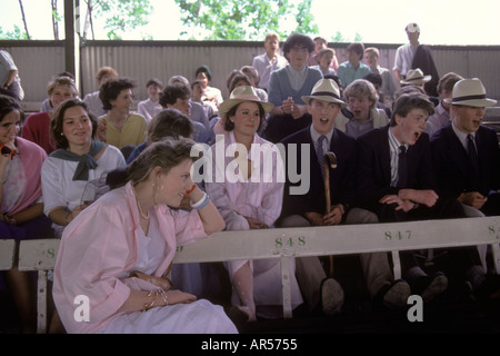 Zuschauer Schwestern und Brüder an der Eton Harrow jährlichen Schule Spiel Lords Cricket Ground St Johns Wood London 1980 s UK HOMER SYKES Stockfoto