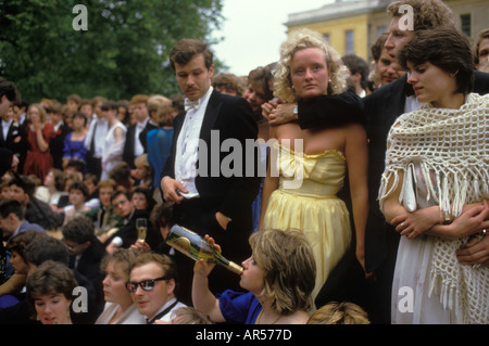 Universitätsstudenten am Magdalen College Oxford. Ende des Jahres Mai Ball am Morgen der Nacht zuvor. Überlebende fotografieren HOMER SYKES aus den 1980er Jahren Stockfoto