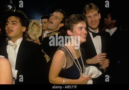 Studentengruppe 1980s UK. Oxford University Uni Studenten am Magdalen College May Ball - Commem Ball. Oxford, England Juni 1985, Vereinigtes Königreich HOMER SYKES Stockfoto