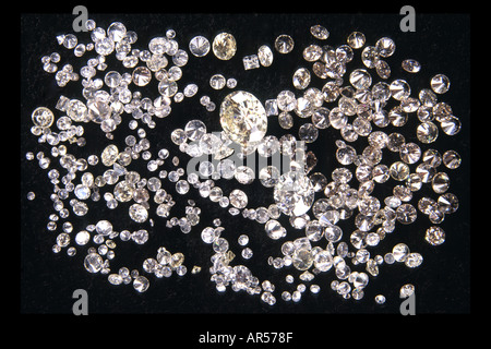 Sortierte Schnitt und geschliffenen Diamanten auf schwarzem Samt. Dieses Bild war zuvor als Bild A9D399 zur Verfügung. Stockfoto