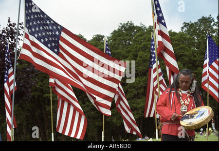 Native American spielt eine Trommel während ein Veteranen-Tag-Denkmal Stockfoto