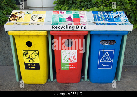 Drei farbcodierte Kunststoff Recycling Bins für Getränkedosen aus Aluminium, Glas und Kunststoff und Papier. Stockfoto