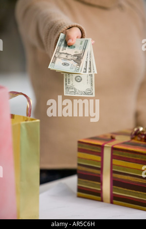 Geschenke mit Dollar bezahlen Stockfoto