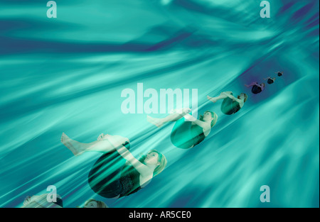 Eine kaukasische Frau fliegt durch Raum und Zeit in einer surrealen Konzeptszene, USA. Stockfoto