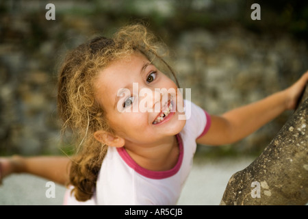 Glückliche kleine Mädchen, dreckiges Gesicht Stockfoto