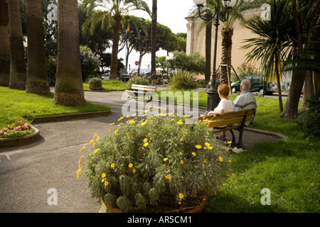 Älteres paar entspannend im Garten sitzen auf einer Bank Stockfoto