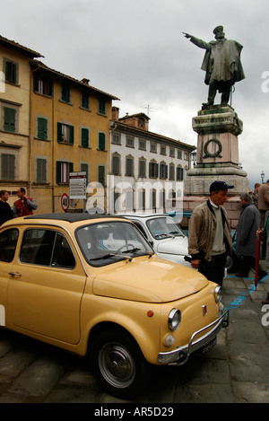 Statue von Garibaldi erhebt sich über einem Fiat 500 Rallye Anghiari Toskana Italien Stockfoto