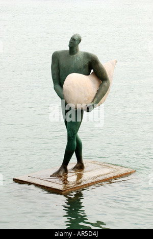 Skulptur von Esperanza d, Rückkehr des "Ikarus" mit einem Surf-Flügel, Hafen, Alicante, Spanien Stockfoto