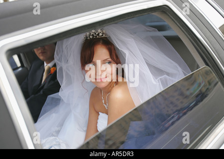 Ein Porträt einer schönen Braut an ihrem Hochzeitstag saß in ihrem Hochzeitsauto Stockfoto