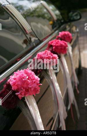 Eine Nahaufnahme Portrait von Hochzeitsauto geschmückt mit Blumen Stockfoto