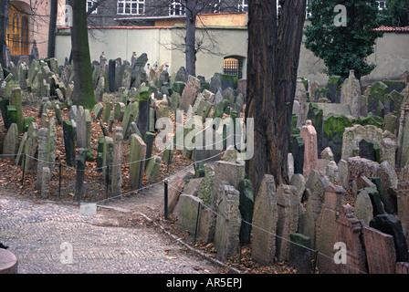 Dicht gepackten Grabsteine in Prag den alten jüdischen Friedhof Stockfoto