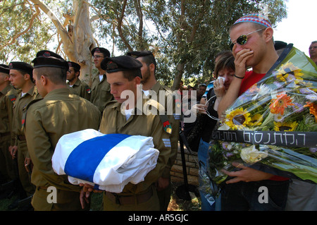 Verwandte eines gefallenen Israelischen Soldaten trauern an einer militärischen Beerdigung auf dem Friedhof von Zafed oder Tzfat während Israels Krieg 2006 mit der Hisbollah in Israel. Stockfoto