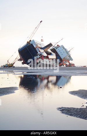 Geerdete Fähre Riverdance am Strand von Cleveleys, Lancashire, Großbritannien Stockfoto