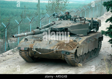 Ein israelischer Merkava-Panzer rollt entlang der Grenze zum Libanon in der Nähe der Stadt Metula im oberen Galiläa im Norden Israels Stockfoto