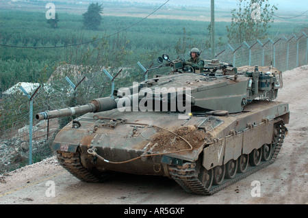 Ein israelischer Merkava-Panzer rollt entlang der Grenze zum Libanon in der Nähe der Stadt Metula im oberen Galiläa im Norden Israels Stockfoto