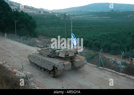 Ein israelischer Merkava-Panzer rollt entlang der Grenze zum Libanon in der Nähe der Stadt Metula im oberen Galiläa im Norden Israels Stockfoto