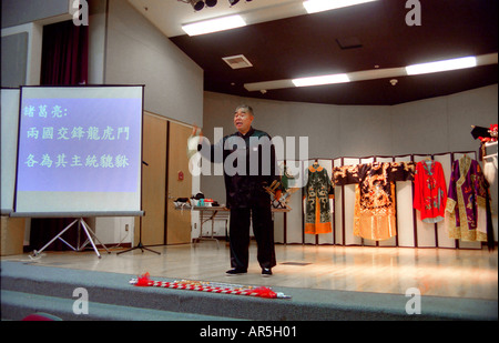 Ein Dozent Adressen japanische Amerikaner auf traditionelle japanische Kultur in Irvine, CA. Hinweis Powerpoint Projektion. Stockfoto