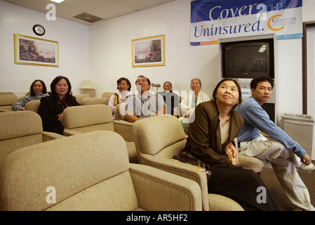 Patienten sehen TV im Wartezimmer an der vietnamesisch-amerikanische Gemeinschaft medical Clinic, Garden Grove, Kalifornien USA. MODEL-RELEASE Stockfoto