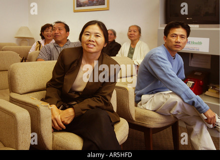 Patienten im Wartezimmer an der vietnamesisch-amerikanische Gemeinschaft medical Clinic, Garden Grove, Kalifornien, USA. Stockfoto