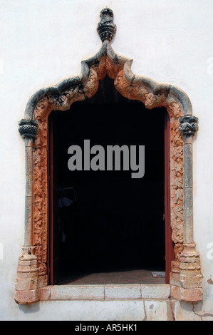 Eine Tür des Gotischen Se Catedral de Silves in der Stadt Silves in Algarve, die südlichste Region Portugals Stockfoto