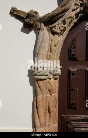 Detail der manuelinischen Portico mit gedrehten Säulen des 15. Jahrhunderts Igreja Matriz Kirche in Monchique, Algarve, die südlichste Region Portugals Stockfoto