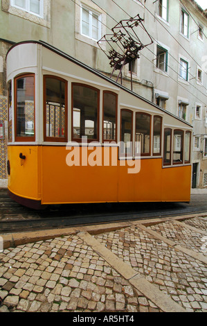 Der Bica Straßenbahn Aufzug Elevador da Bica ist eine Standseilbahn in der Stadt Lissabon Portugal Stockfoto