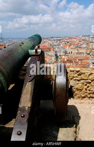 Eine alte Kanone auf der Festungsmauer des Castelo Sao Jorge oder Saint George Schloss mit Blick auf das historische Zentrum von Lissabon in Portugal Stockfoto